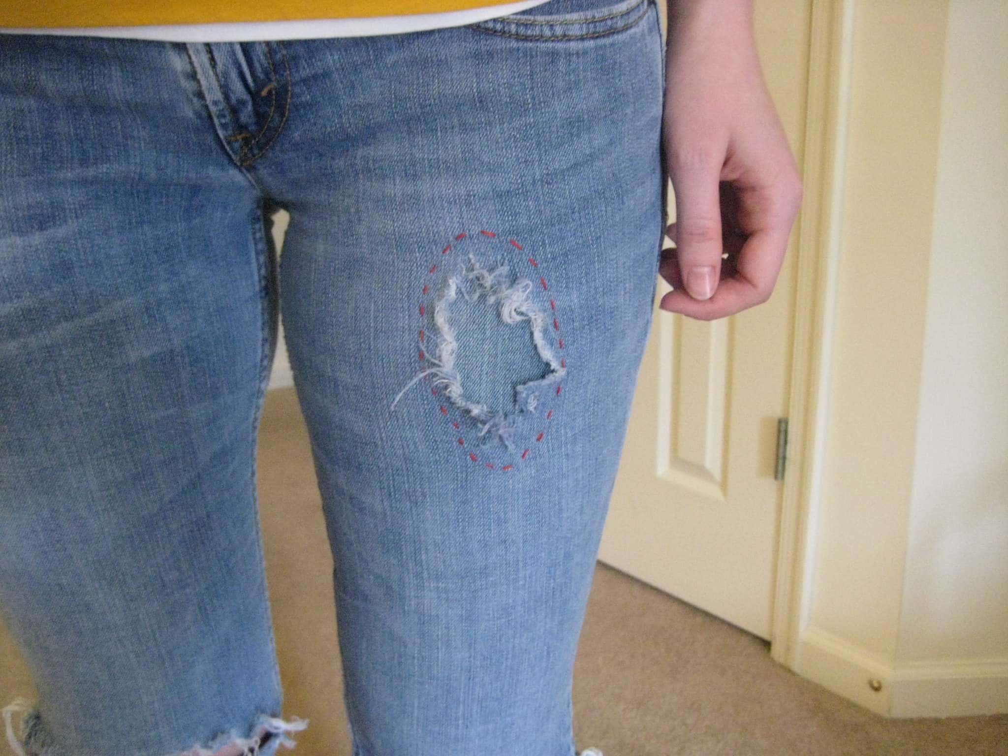 Как красиво зашить штаны. Красивые заплатки на джинсы. Декоративная Штопка джинсов. Заштопать дырку на джинсах. Заделать дырку на джинсах.