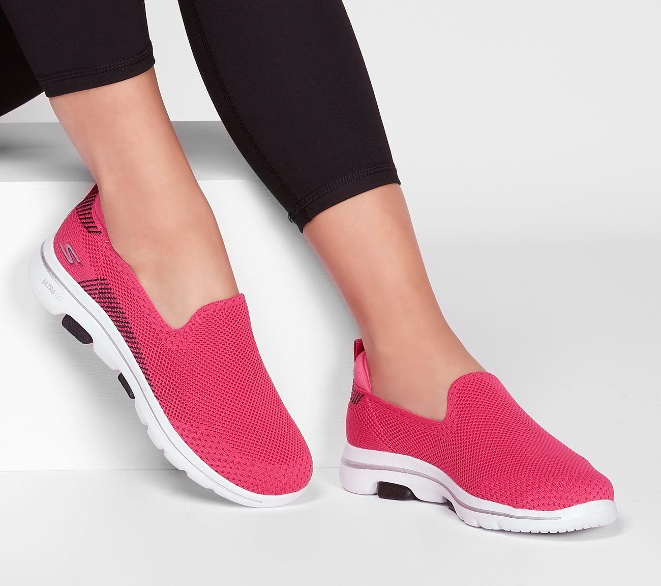 Какие кроссовки для ходьбы. Skechers go walk 2. Кроссовки для ходьбы женские. Удобная летняя женская обувь для ходьбы. Кроссовки женские летние для ходьбы.
