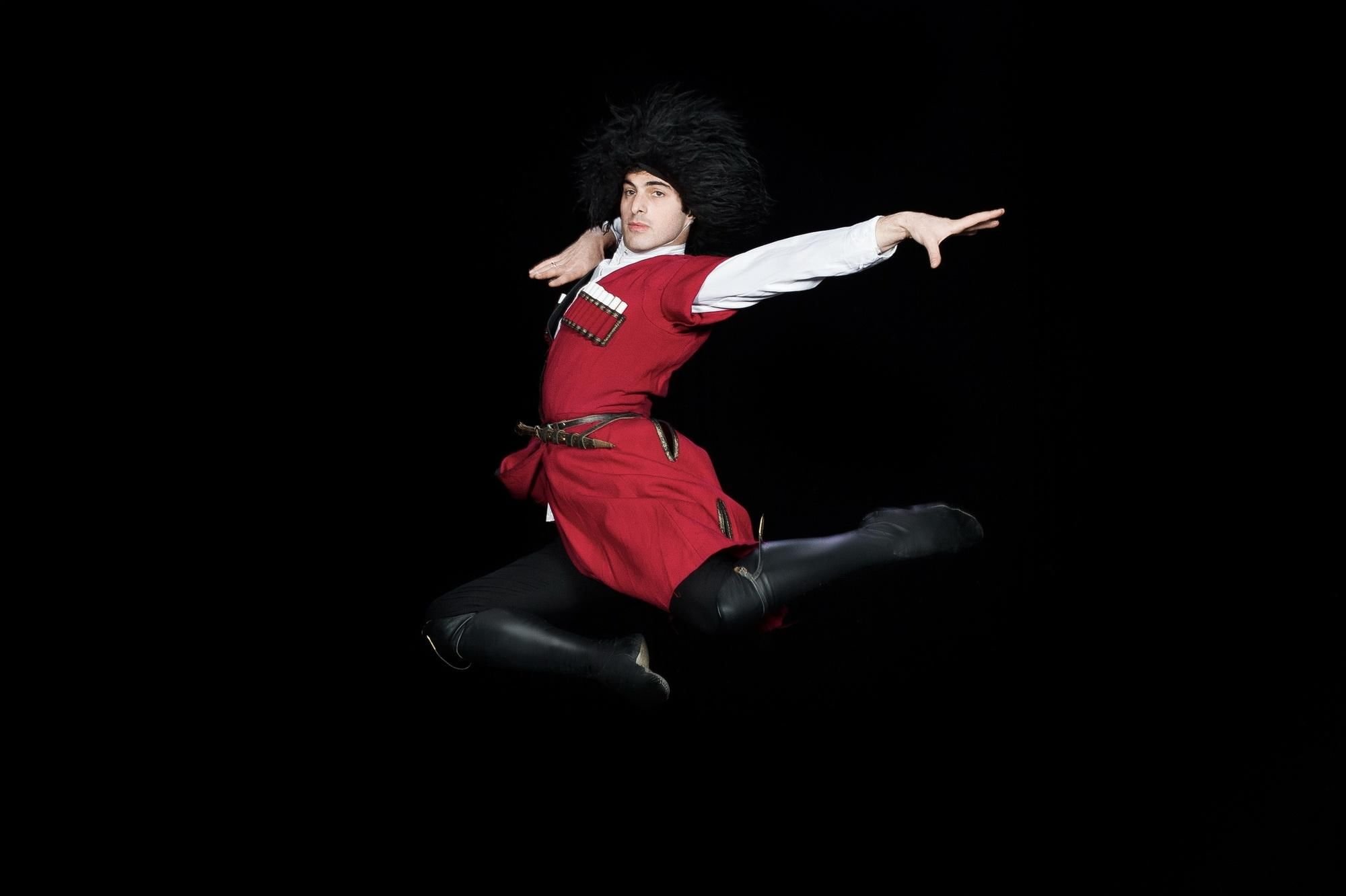 Красиво танцует лезгинку. Грузинский балет Сухишвили. Легендарный национальный балет Сухишвили. Танец Хоруми Сухишвили.