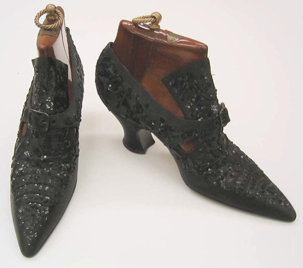 Средневековые туфли. Обувь Барокко 17 век Клюши. Пьетро Янторни обувь. Обувь викторианской эпохи 19 век. Обувь эдвардианской эпохи.