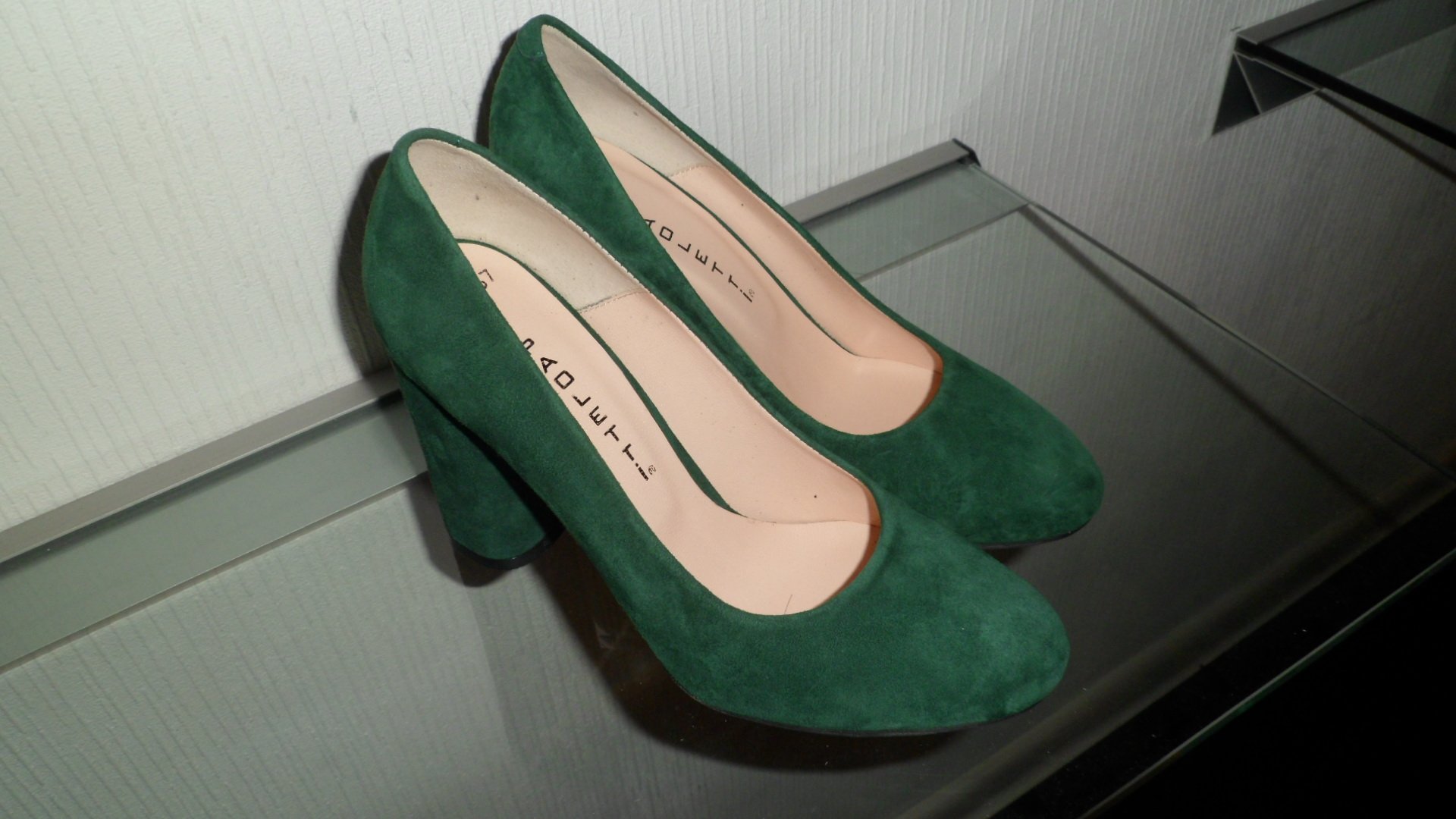 Зеленые замшевые женские. Туфли Tangolera Изумрудные. Туфли Tangolera замша изумруд. Зеленые замшевые туфли. Туфли изумрудного цвета замшевые.