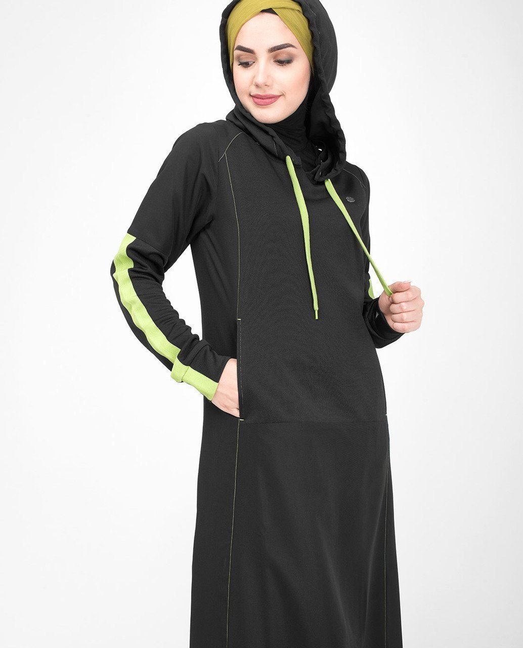 Мусульманский спортивный. Спортивные платья для мусульманок. Мусульманские платья с капюшоном. Мусульманские костюмы для женщин. Спортивный одежда женский мусульманский.