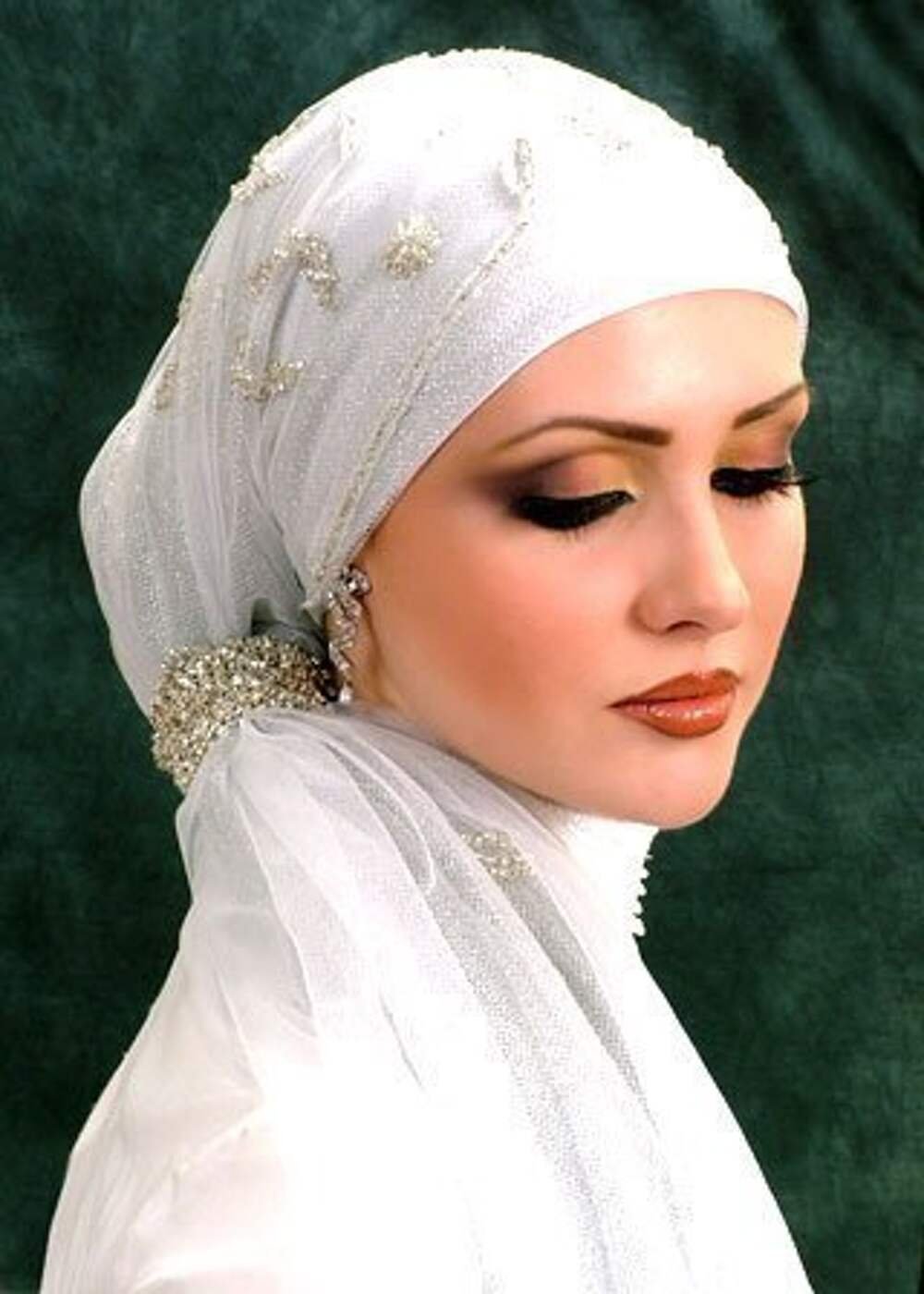 Чеченский платок. Мусульманские платки на голову. Чеченский головной убор женский. Арабский женский головной убор. Мусульманские головные уборы для женщин.