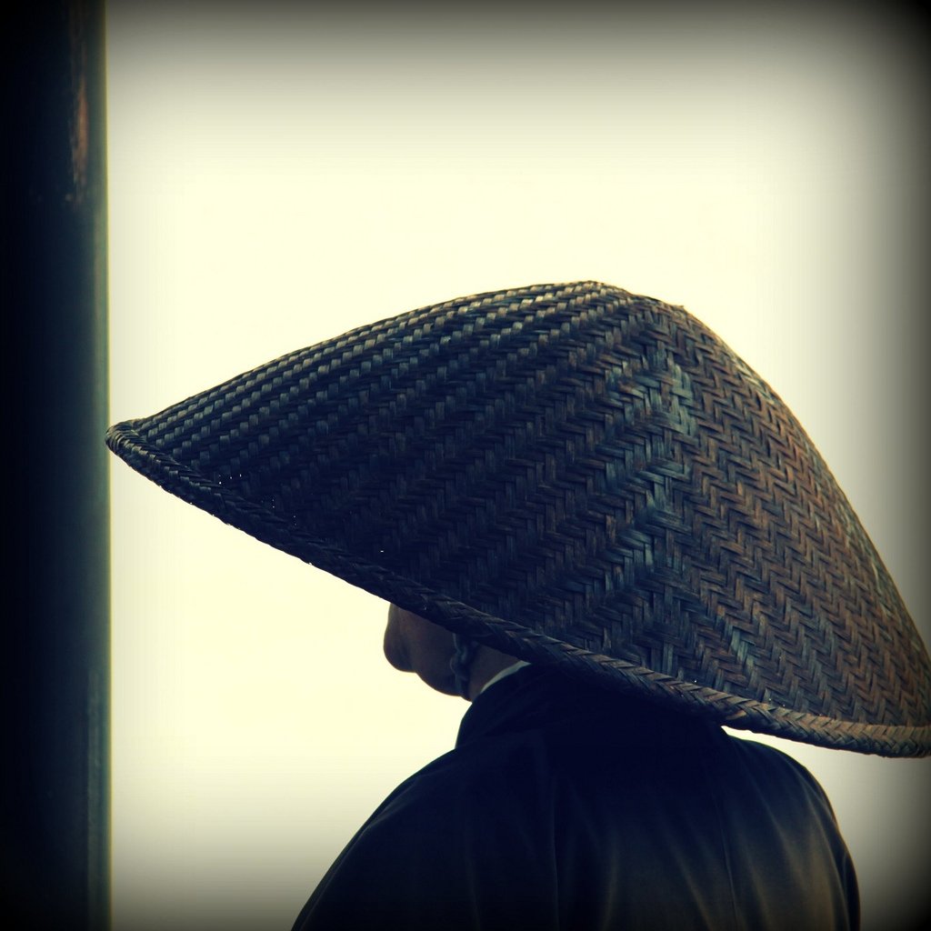Augen hat. Амигаса Ронин. Амигаса головной убор самурая. Японская шляпа амигаса. Самурай в амигаса.