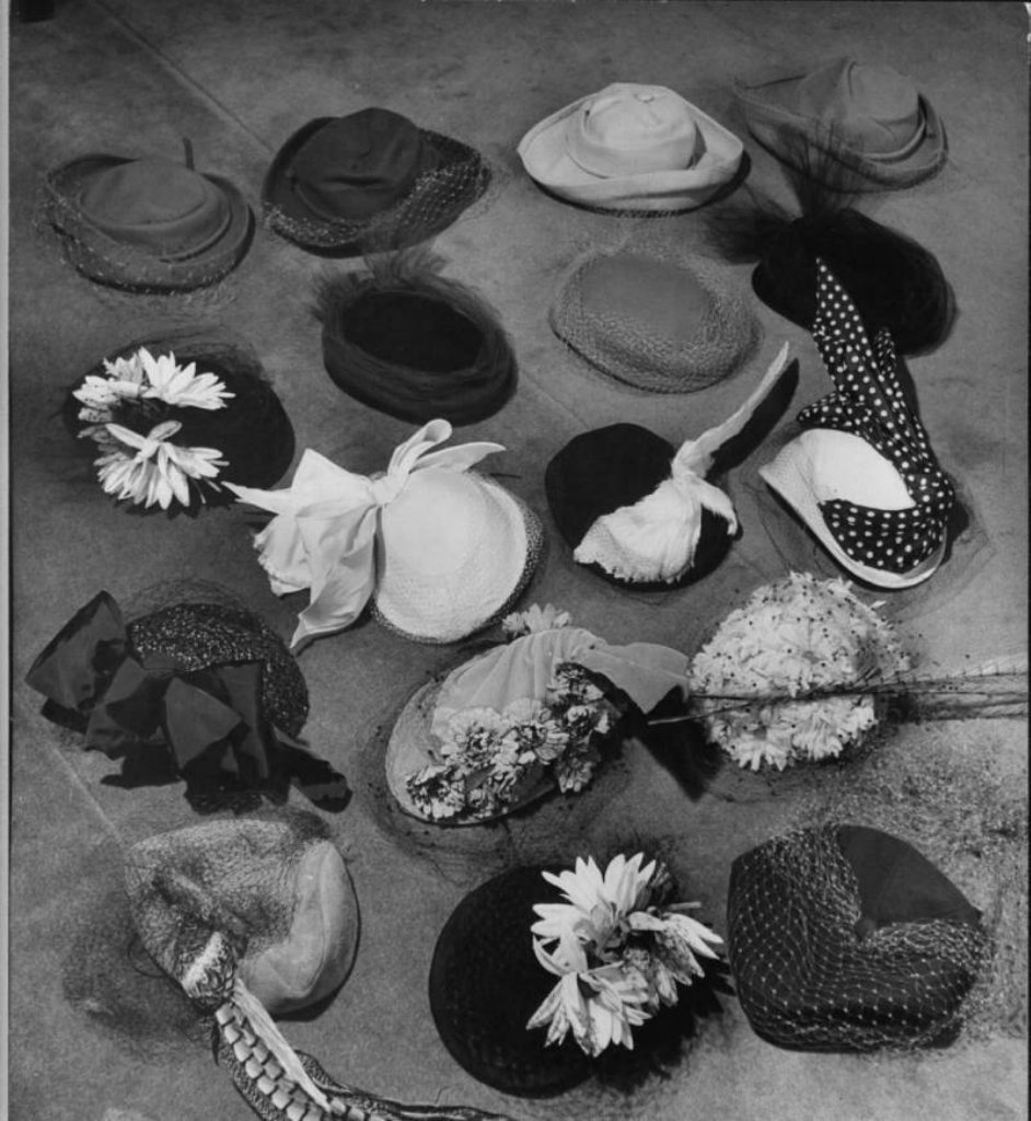 Баленсиага шляпки 1940е. Скиапарелли мудборды. Шляпка тюрбан 19 век. Шанель шляпки 1930е. Шляпы 50 годов