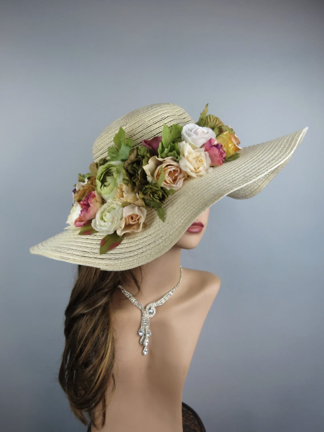 Шляпа растение. Кентукки дерби шляпа. Шляпа с цветами. Шляпка с цветами. Летние шляпки с цветами.