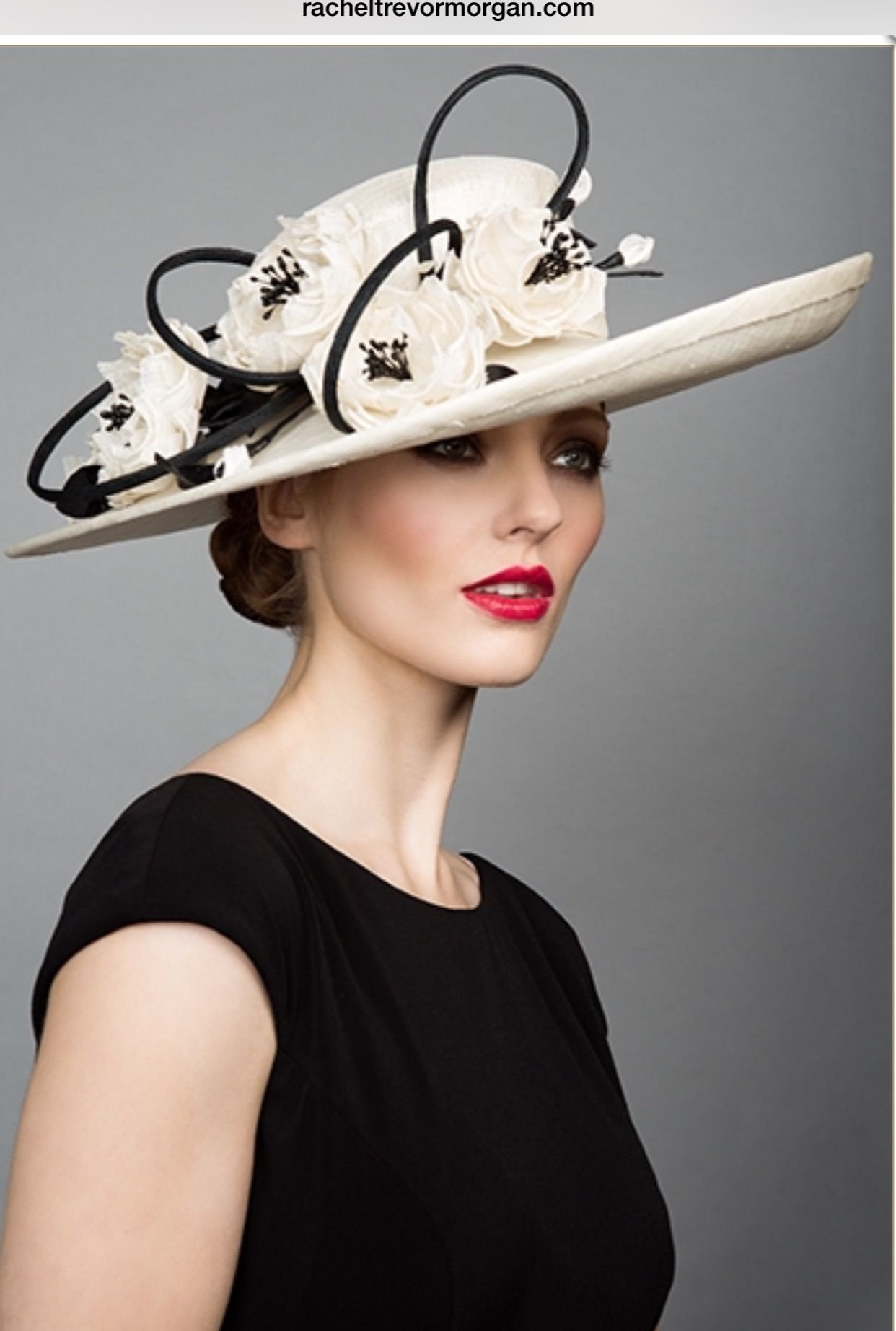Примерять шляпу. Шляпки от Рейчел Тревор Морган. Шляпа "Рейчел". Шляпа женская. Дама в шляпке.