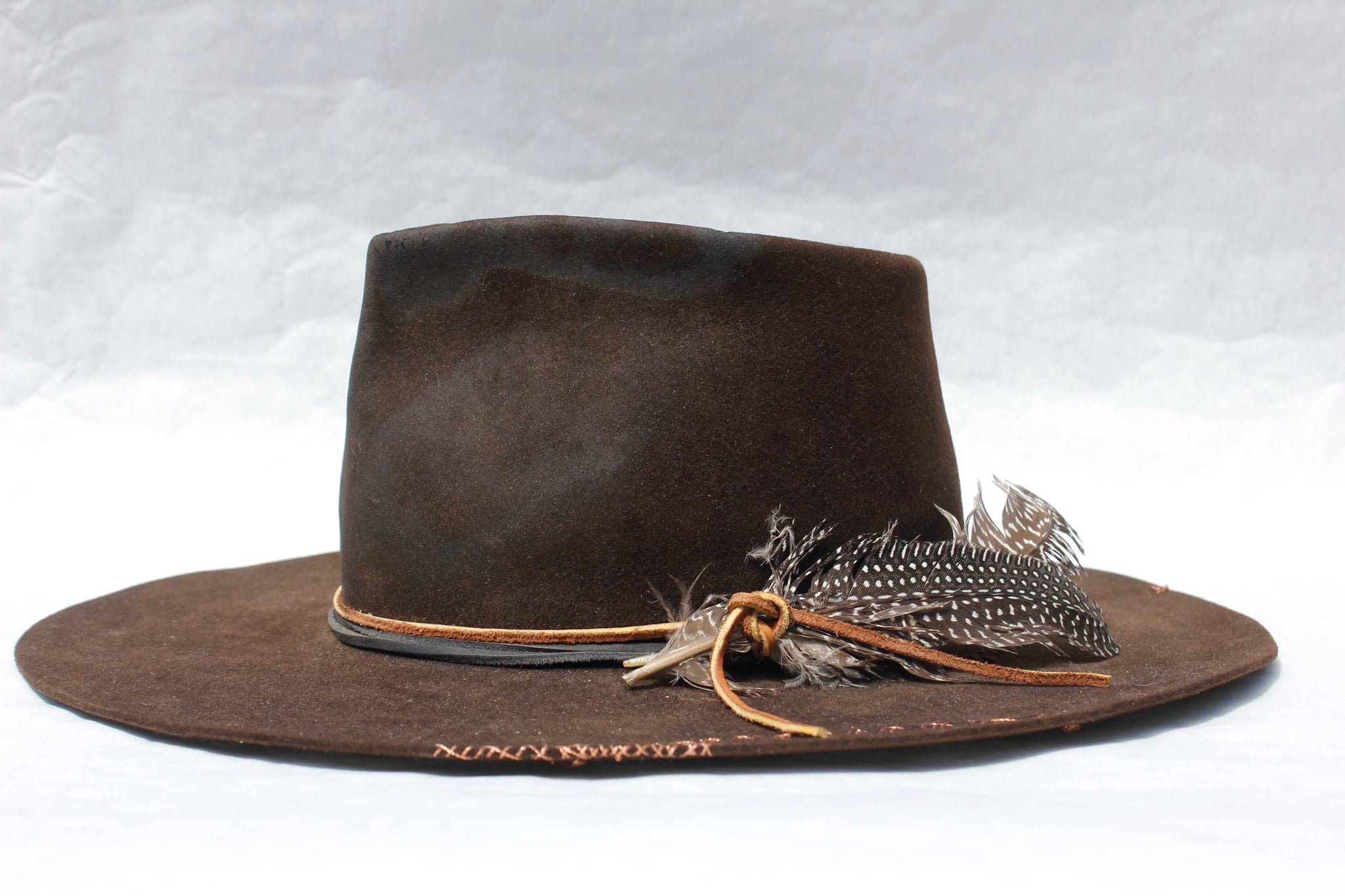 Грязная шляпа. Широкополая мужская шляпа 17 век. Шляпы широкополые мужские 19 век. Бушменская шляпа. Мужская широкополая Панама 19 век.