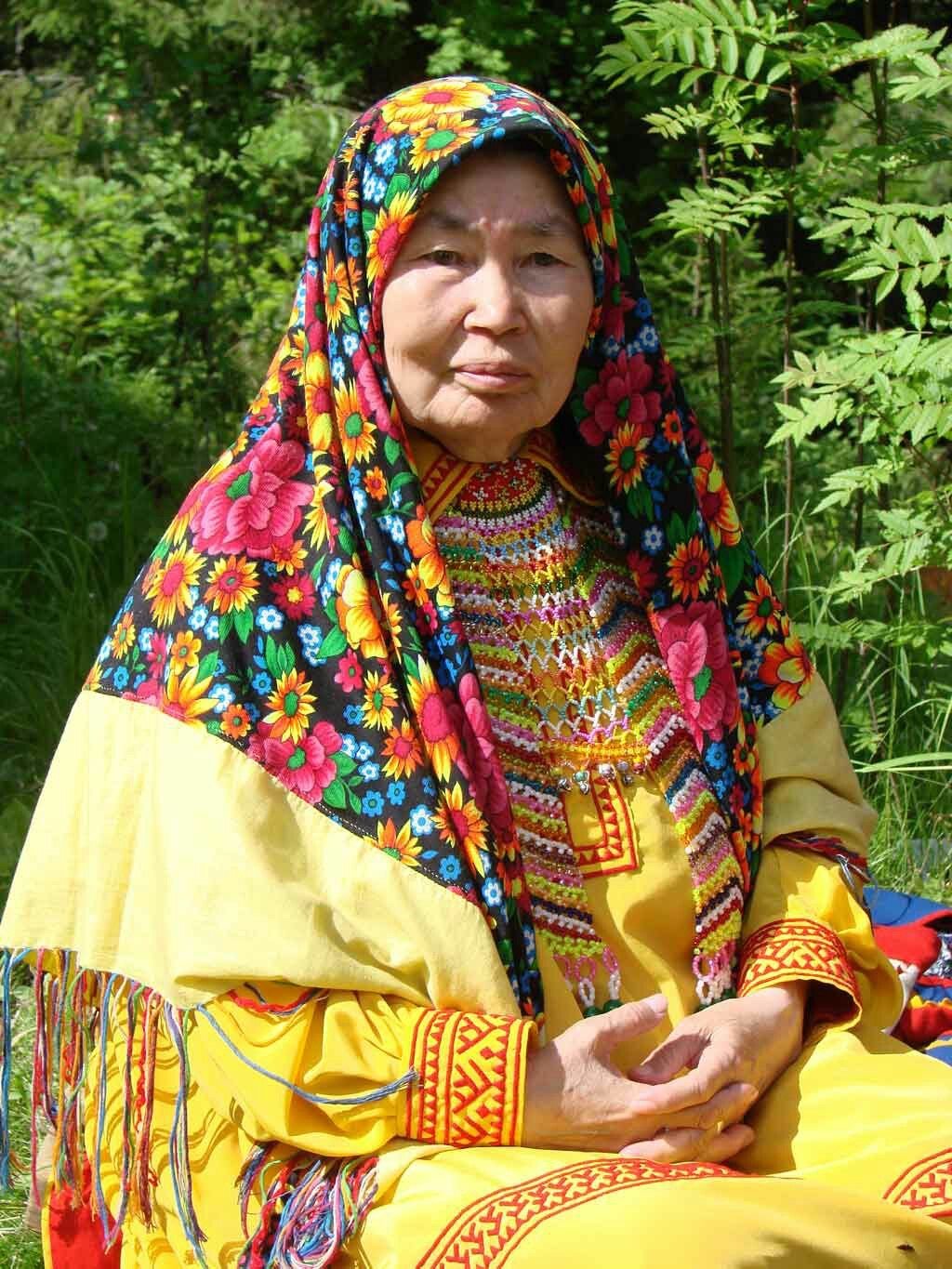Костюм манси. Ханси манси. Племя манси. Манси национальный костюм. Национальная одежда манси.