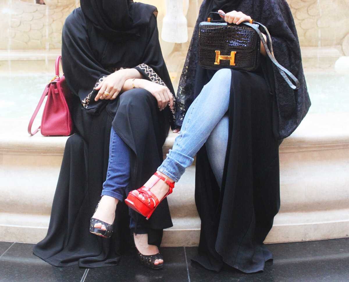 Хиджаб перед кем можно. Саудовская Аравия абайя. Никаб Саудовской Аравии. Девушки Саудовской Аравии никаб. Абайя и никаб.