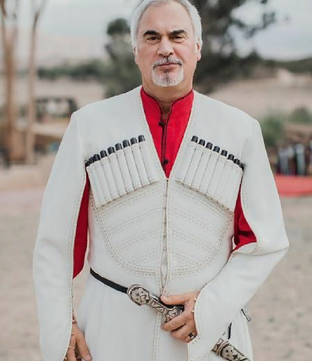 Сайт грузины. Грузинский национальный костюм мужской Чоха. Чоха Грузинская Национальная одежда.