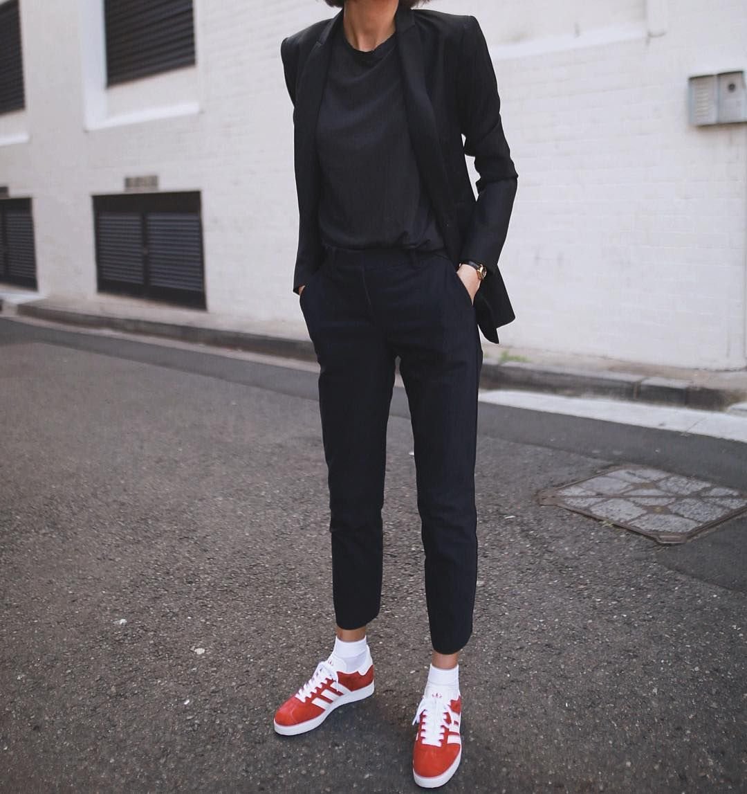 Черные штаны с кроссовками. Adidas Gazelle Red outfit. Adidas Gazelle outfit. Adidas Gazelle образы. Adidas Gazelle looks.