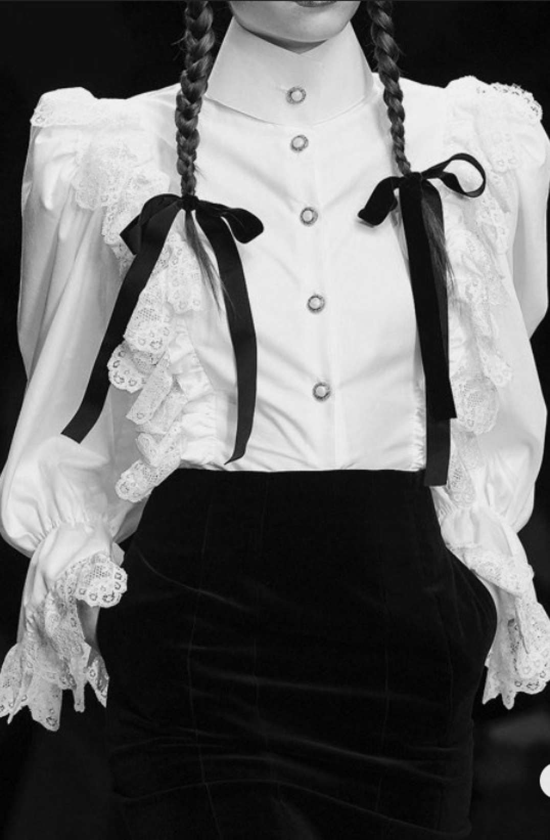 Легкая блузка 19 века. Блузка в викторианском стиле. Белая блузка в викторианском стиле. Рубашка в викторианском стиле. Рубашка в викторианском стиле женская.