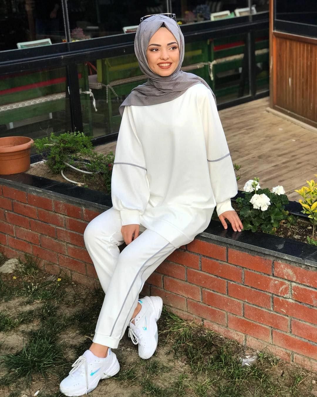 Мусульманский спортивный. Hijab Moda 2020 одежда. Стильная мусульманская одежда для девушек. Мусульманские костюмы для женщин. Хиджаб спортивный стиль.