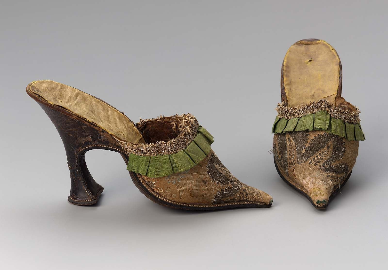 Средневековые туфли. Франсуа Пино обувь 18 век. Чопины Средневековая обувь. Чопины обувь Ренессанс. Обувь Барокко (16 – 17 века).