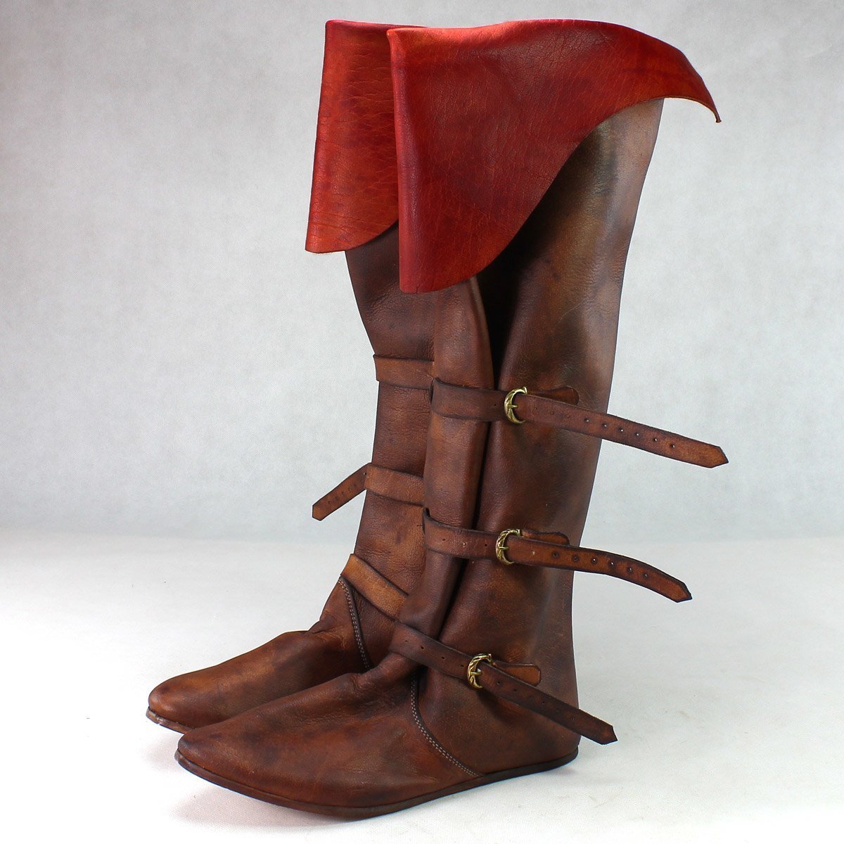 Средневековые туфли. Пигаш обувь средневековья. Пулены Средневековая обувь. Средневековые сапоги.