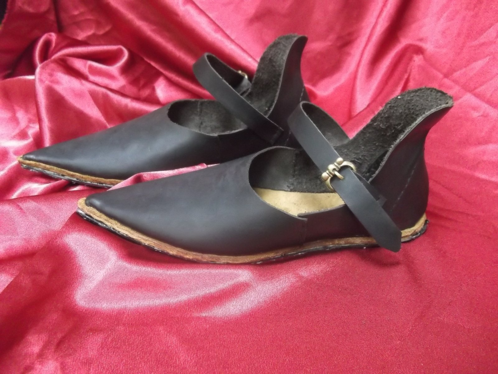 Средневековые туфли. Пулены Средневековая обувь. Пулены 14 век. Туфли пулены. Обувь средневековья женская.