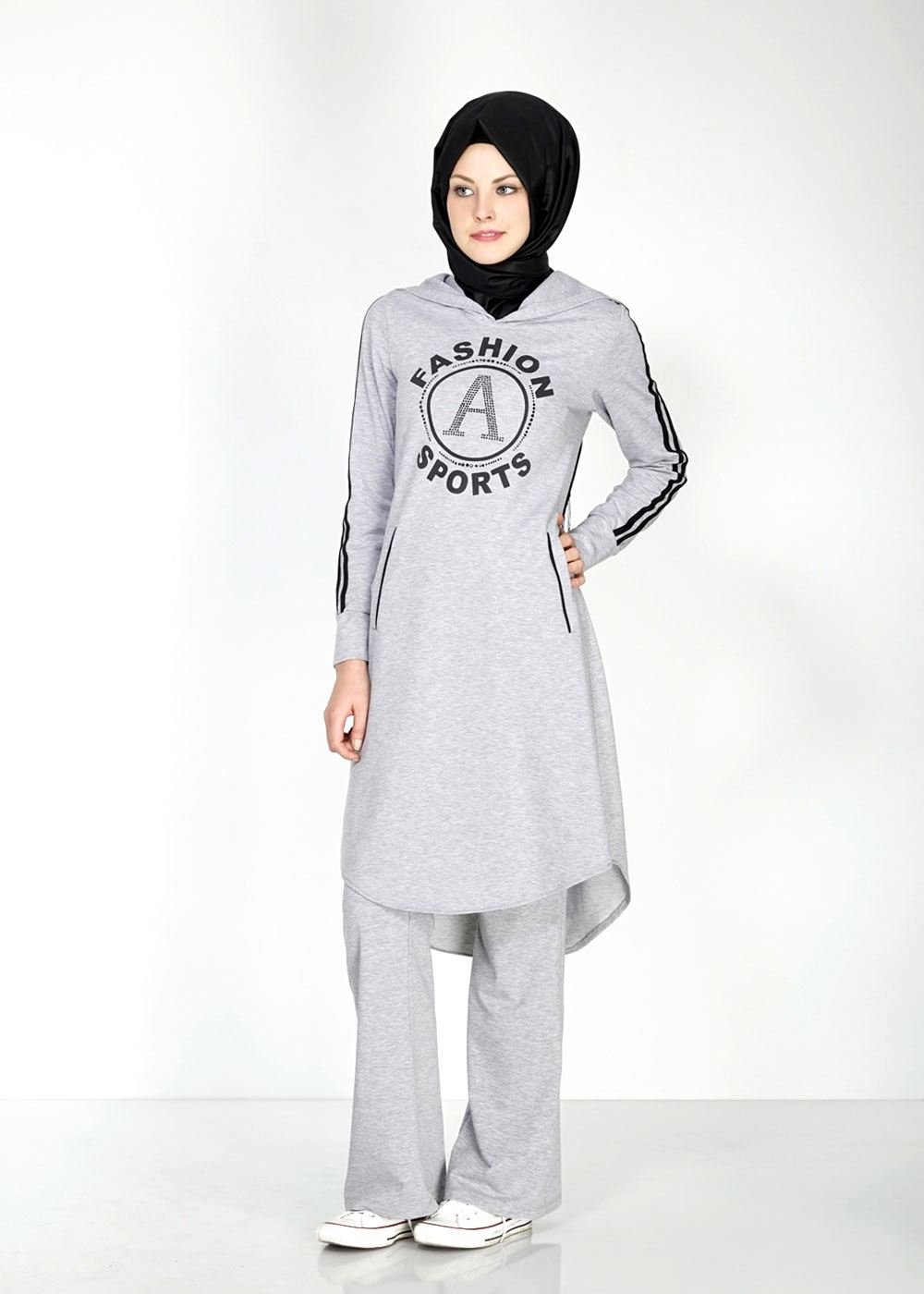 Мусульманский спортивный. Мусульманские платья спортивные. Мусульманские костюмы для женщин. Спортивные платья для мусульманок. Мусульманская спортивная одежда для женщин.