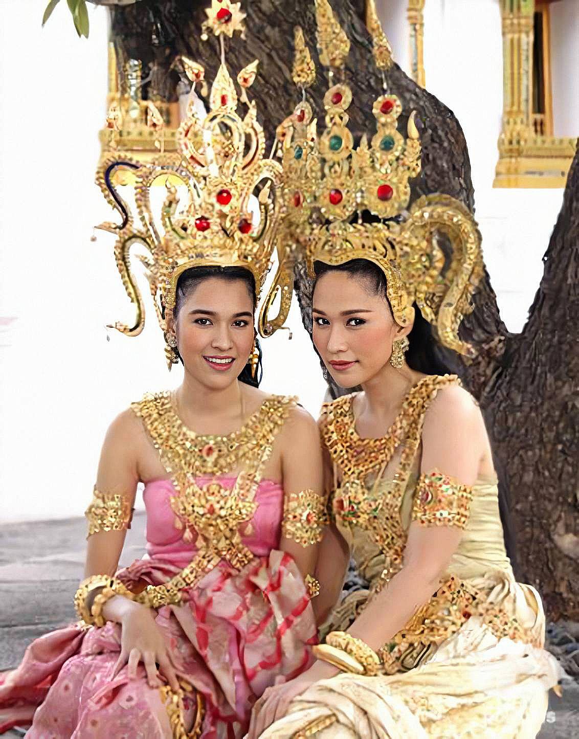 Женские тай. Национальная одежда Таиланда. Костюм тайцев. Традиционный тайский наряд. Тайские девушки в национальной одежде.