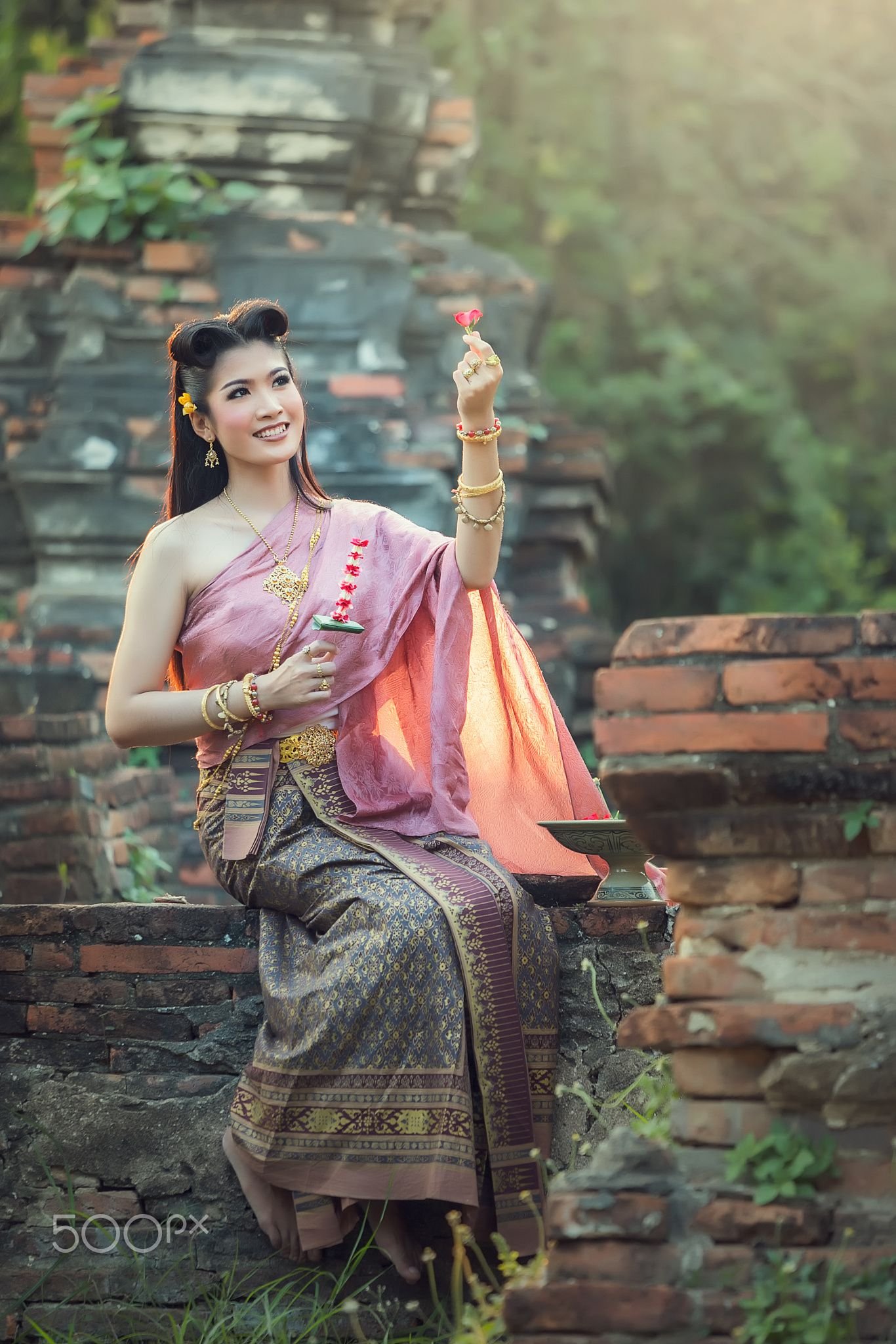 Женские тай. Таиланд традиционная одежда. Национальная одежда Тайланда. Традиционный тайский костюм. Тайка в национальном костюме.