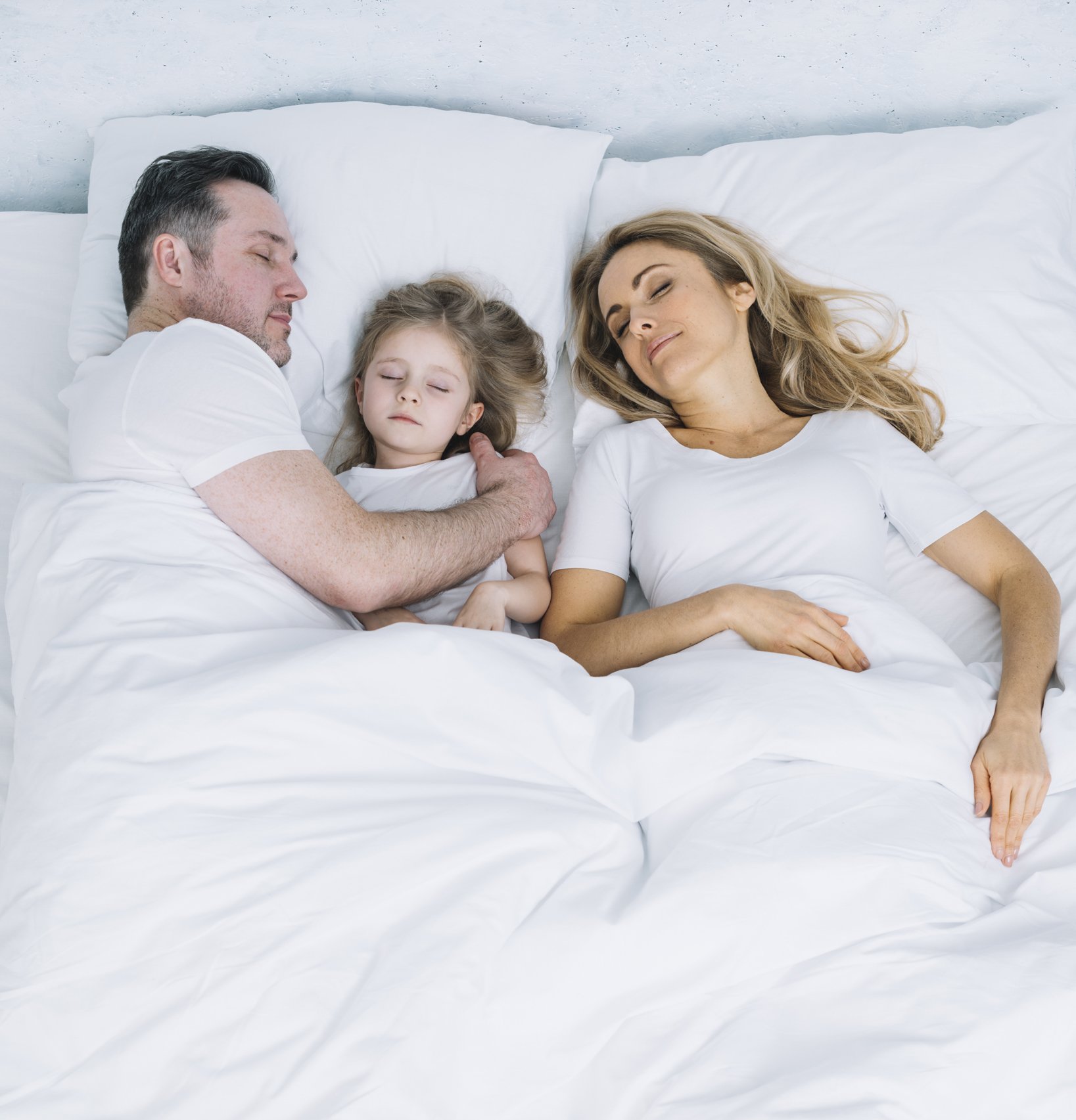 Father sleep daughter. Семья на кровати. Семья в постели. Сон всей семьи.