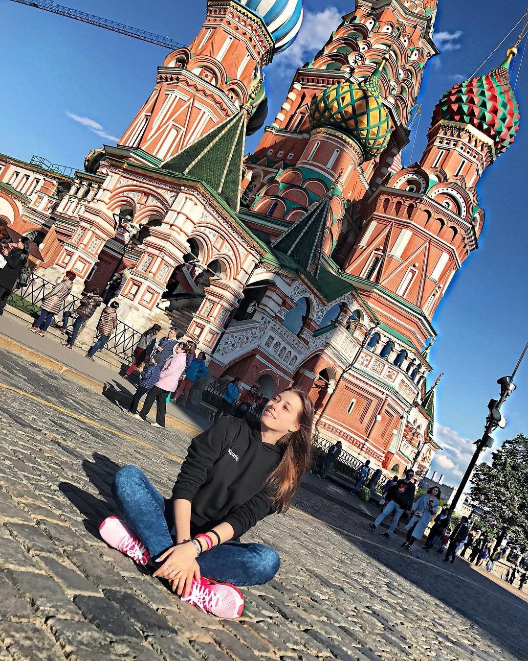 Любовь кремлевская. Фотосессия на красной площади. Девушка на красной площади. Фотосессия в Москве на красной площади. Селфи на красной площади.