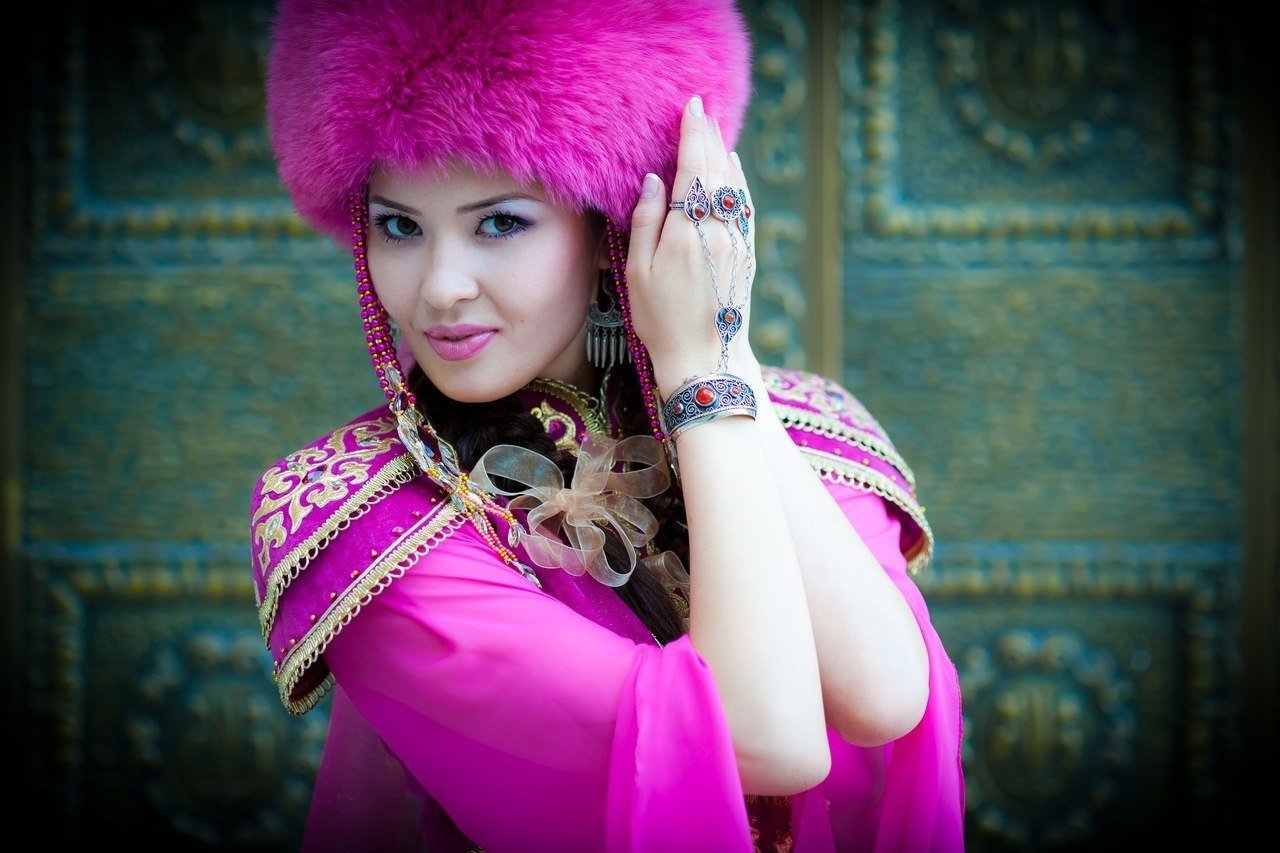 Қыздар неден. Казахские красавицы. Восточные девушки. Девушки средней Азии. Красивые казашки в национальной одежде.