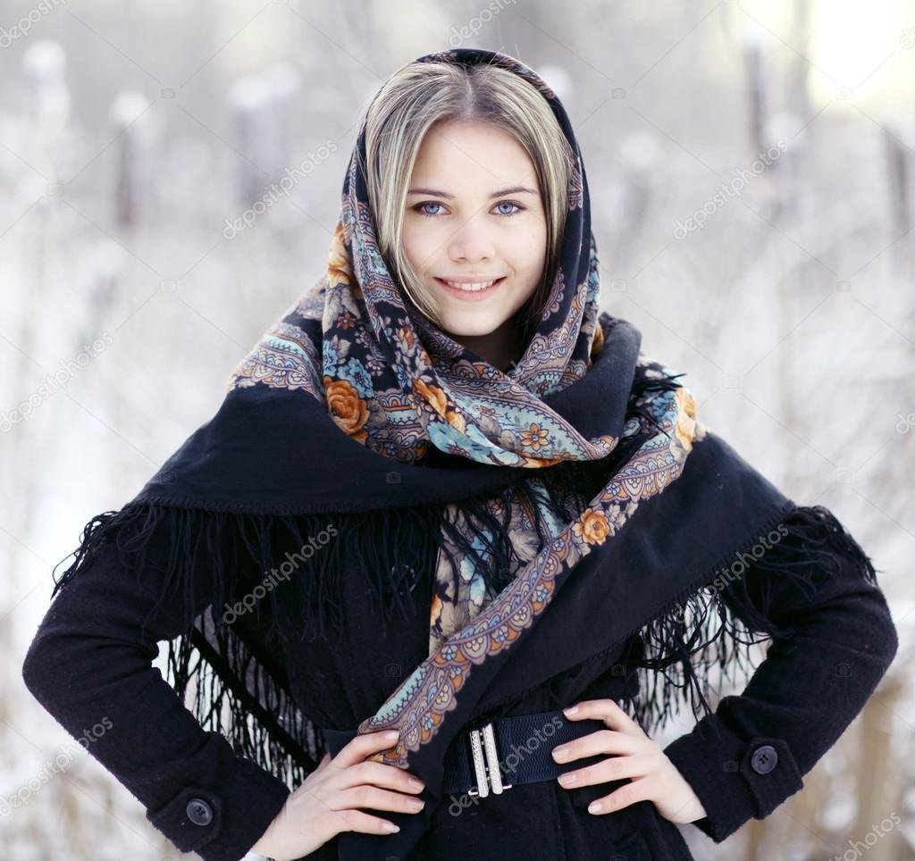 Огромный платок. Зимний платок на голову. Девушка в платке. Красивая девушка в платке. Красивые платки на голову.