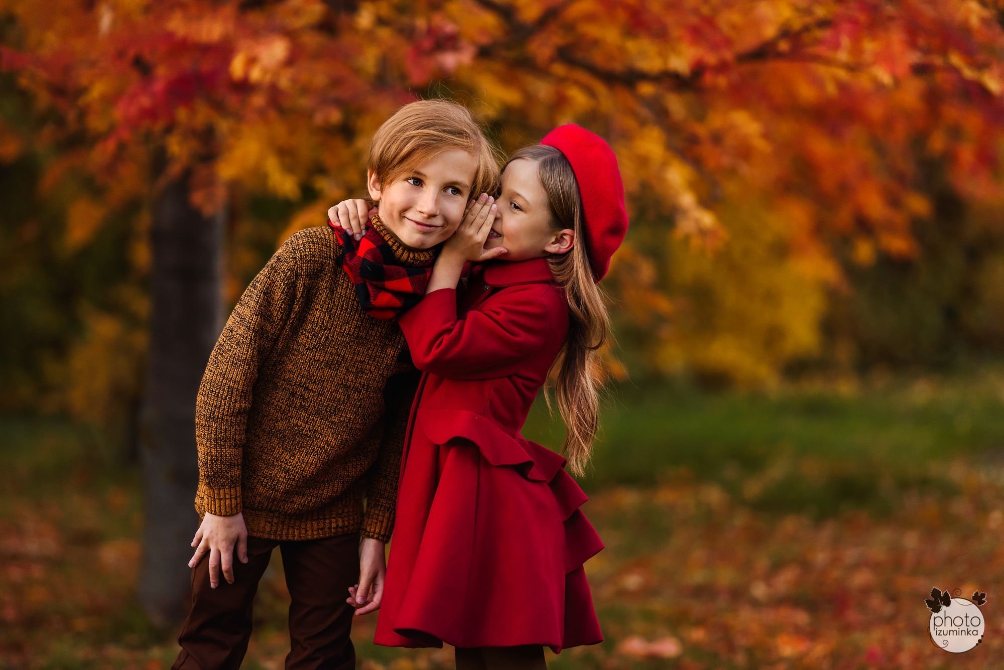 Мама с марусей любят гулять в парке. Осенняя фотосессия. Осень для детей. Осенняя одежда. Осенняя фотосессия детей.