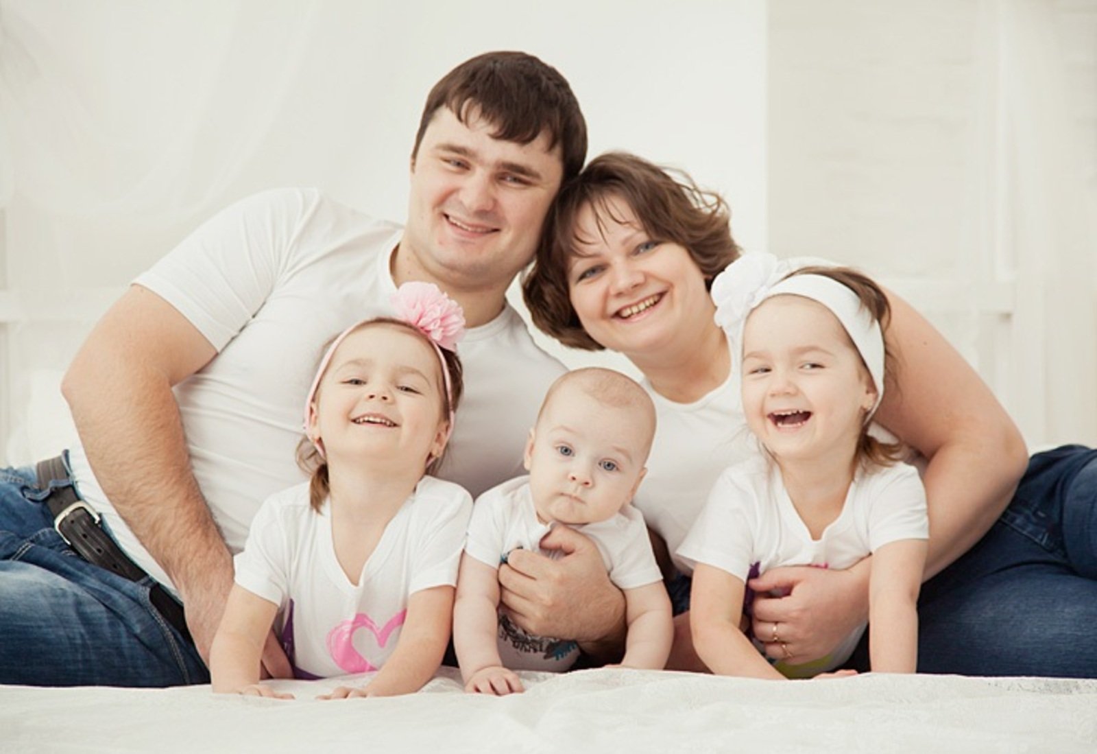 3 или 5 детей в семье. Портрет счастливой семьи. Семейная фотосессия. Ребенок в семье. Мама папа и ребенок.