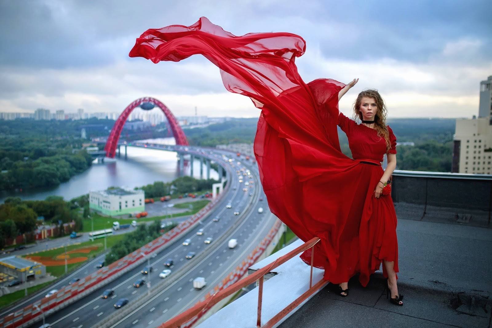 Оригинальные фото. Нина Охотина. Живописный мост в Москве фотосессия. Фотосессия на крыше. Красивые места для фотосессии.