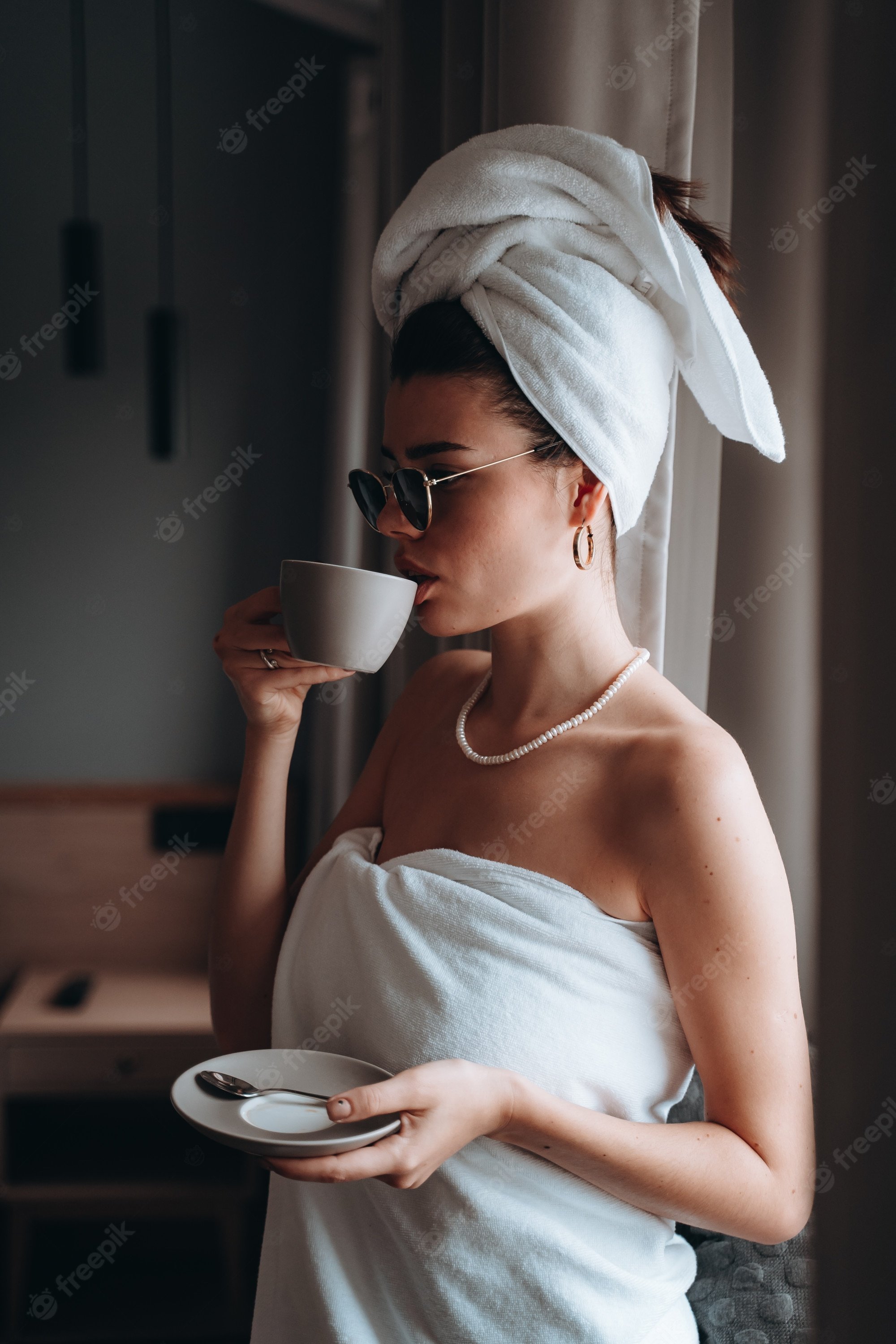 После душа на улицу. Женщина с полотенцем на голове. Девушка в полотенце. Фотосессия в полотенце. Фотосессия полотенце девушка.