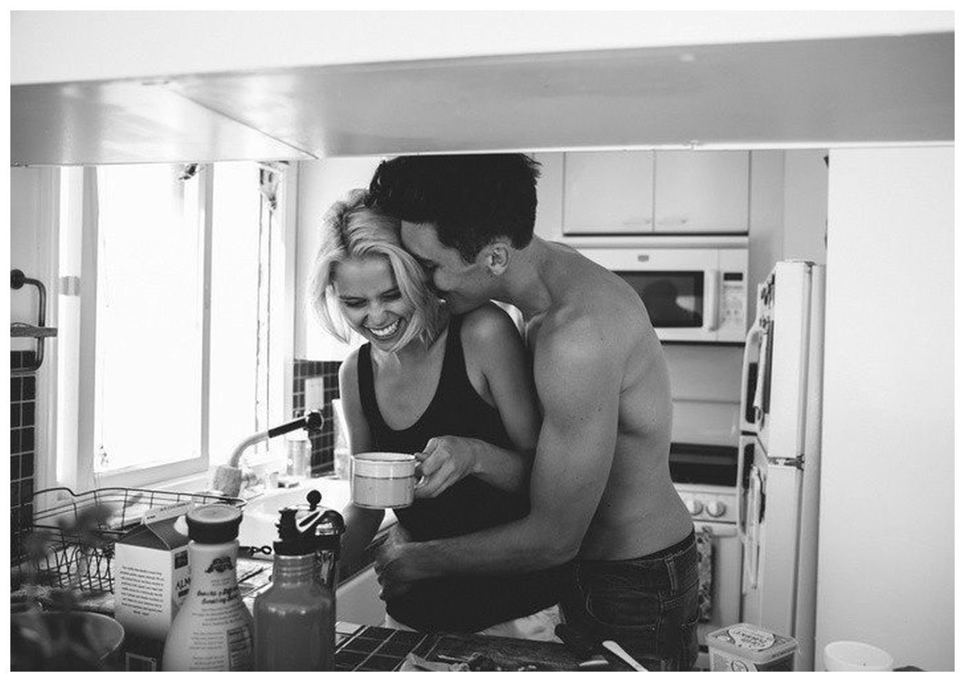 Пока жена готовит муж. Мужчина и женщина на кухне. Влюбленные на кухне. Страсть на кухне. Парень и девушка на кухне.