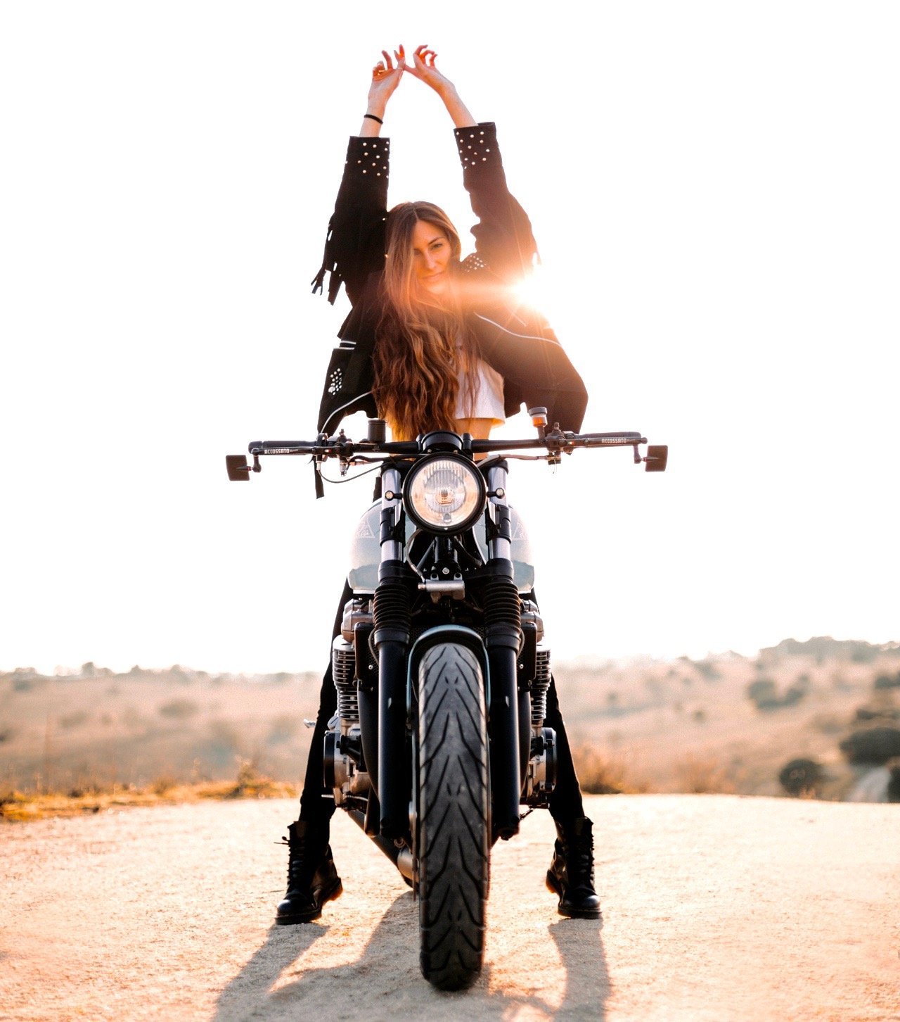 Про девушку на мотоцикле. Девушка на мотоцикле. Фотосет на мотоцикле. Девушка едет на мотоцикле.