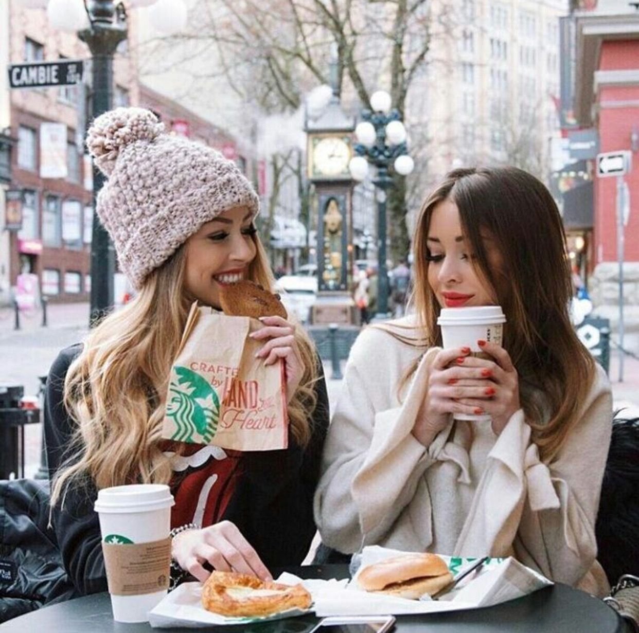 Попили улицу. Подруги в кофейне. Девушка пьет кофе на улице. Подруги в кафе. Кофе с подругой.