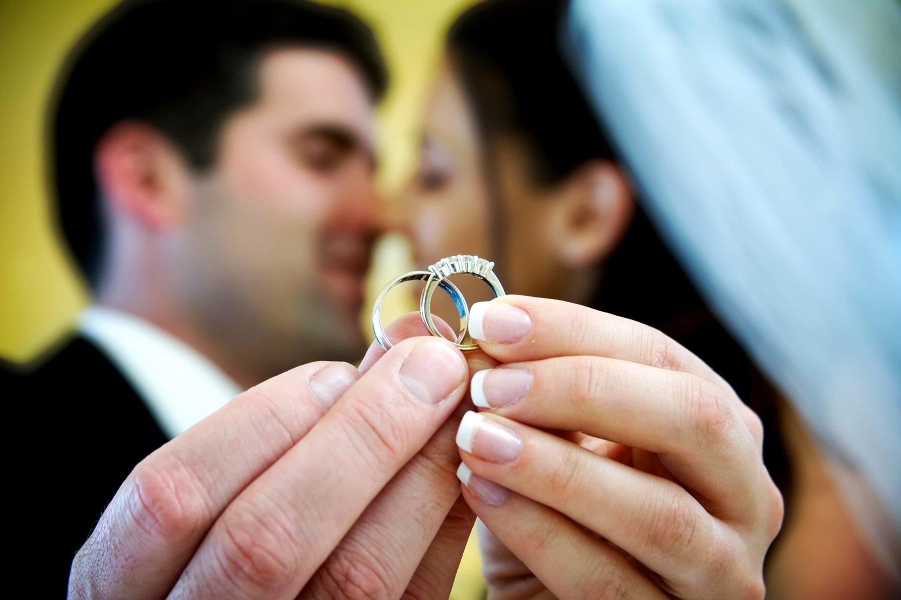 25 лет замужем. Кольца молодоженов. Кольца жениха и невесты. Необычные Свадебные кольца. Свадебные кольца на руках.