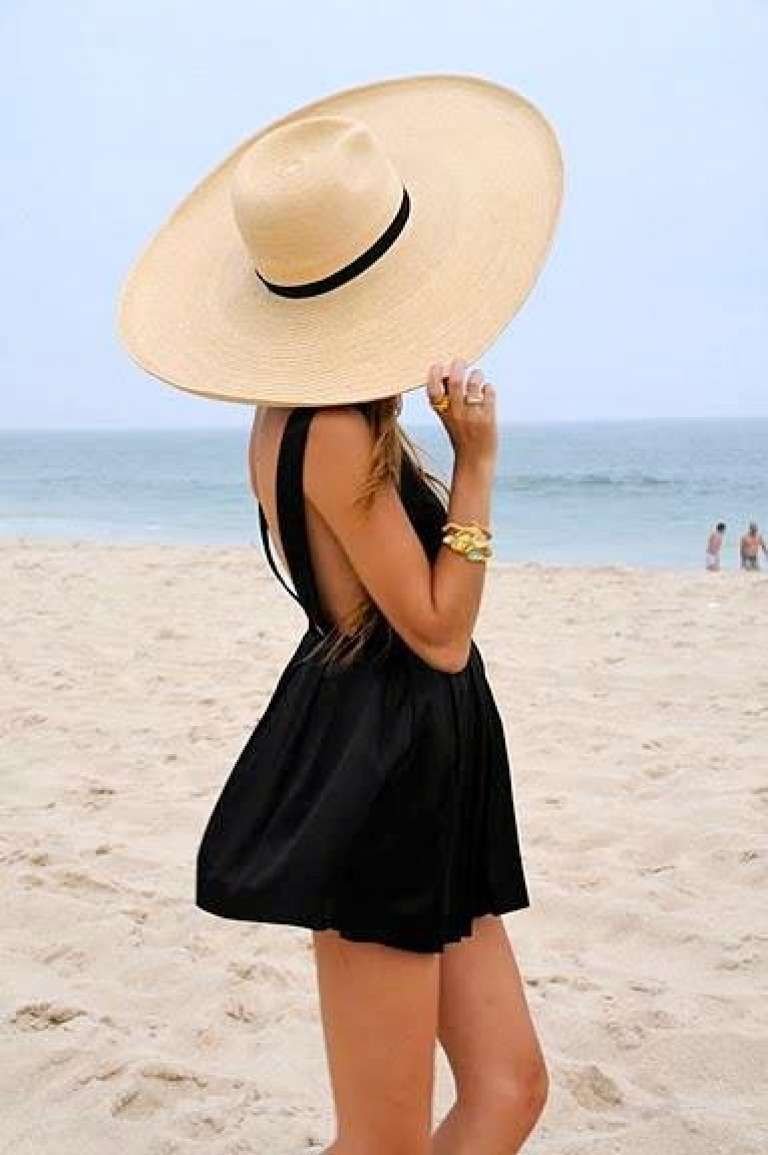 Шляпа на пляже. Девушка в шляпе. Девушка в шляпе на море. Левушка в шояпе на пляже. Девушка в шляпе на пляже.