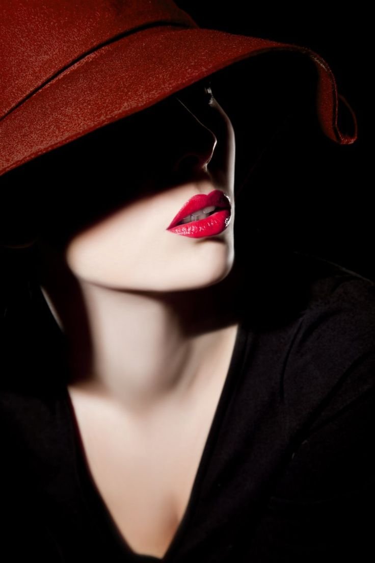Девушка в шляпе с красными губами (73 фото)