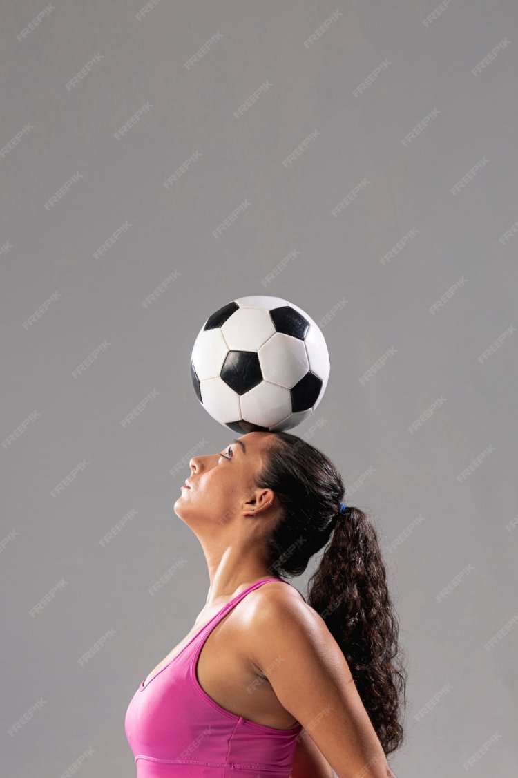 Леди с футбольным мячом. Девушка с мячом в руках. Трюк с мячом женщины. Девочка нога на футбольном мяче. Мяч девушка игры на