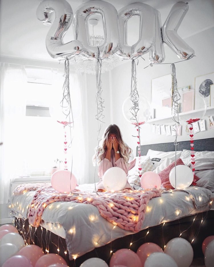 Фотосессия в кровати на день рождения (37 фото)