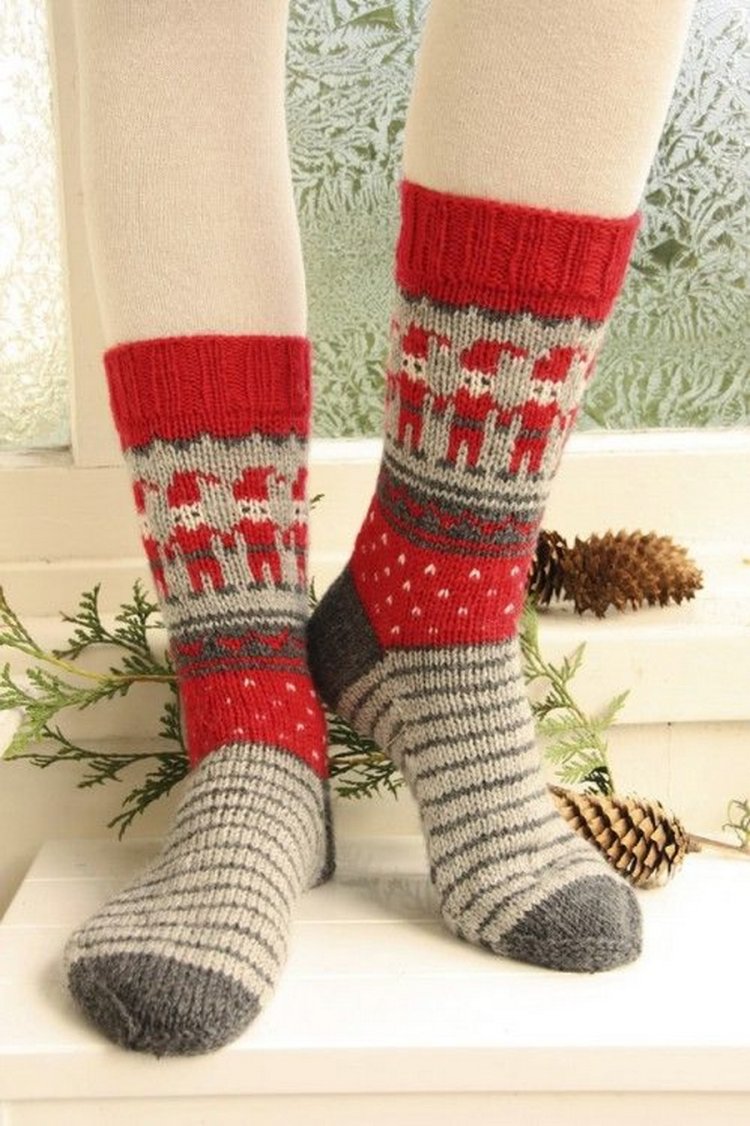 Вязаные новогодние носки (69 фото)